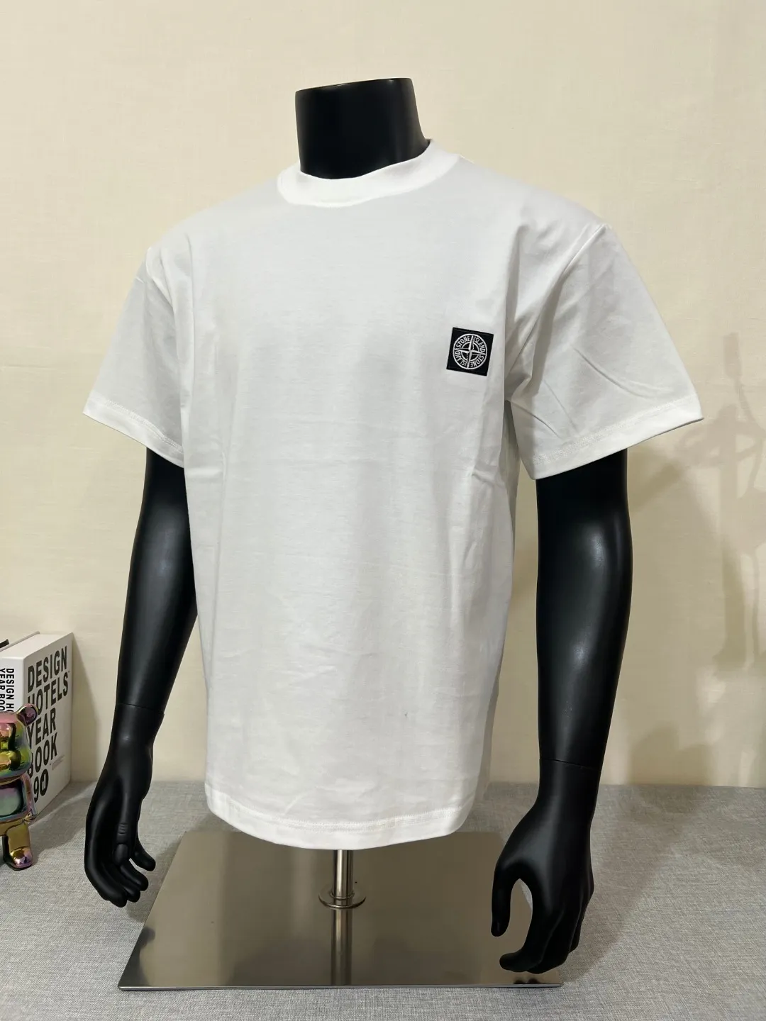 P140 STONE ISLAND top version, differentiated currency, 2025ss official website synchronization, embroidered small label LOGO short-sleeved T-shirt, 64 counts, high density 240g double yarn pure cotton, imported machine embroidered small label, embroidered letters are clean and neat, supports NFC scanning code to enter GW, YB ready-to-wear fabric collar hemming, shoulder bone and tight thread It will not deform after being worn for a long time. It has been washed with high temperature for 4 times. It does not fade, shrink or pill. It is comfortable and stretchable. It is a must-have wardrobe item. Same style for men and women. Five colors: lilac gray, dark gray, white, black, copper brown. Size: XS-L. Maximum L can wear 200 pounds.